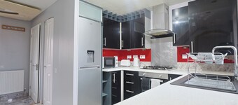 Manchester 3-beds, Sleeps 6 With On-site Parking