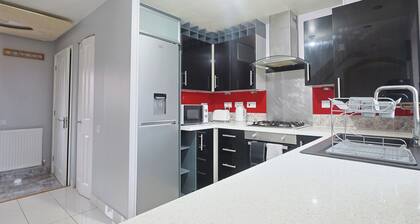 Manchester 3-beds, Sleeps 6 With On-site Parking