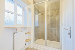 Shower, hair dryer, towels - Manchester 3-beds, Sleeps 6 With On-site Parking (Manchester)