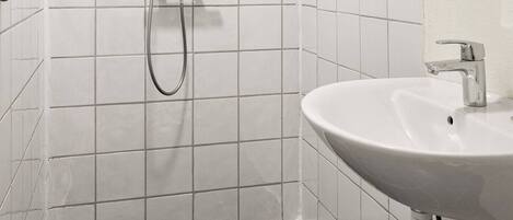 Shower, sabun, sampo, dan tisu toilet