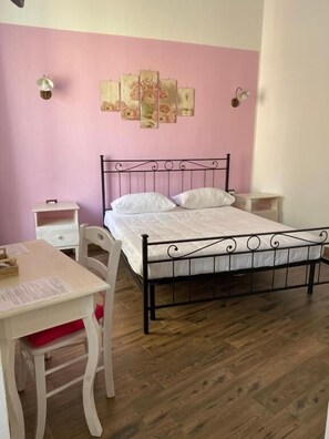 Superior Double Room, Balcony, City View | Iron/ironing board, free WiFi, wheelchair access - Dani's House - affittacamere (Cagliari)