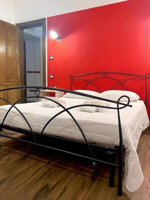 Deluxe Double Room | Iron/ironing board, free WiFi, wheelchair access