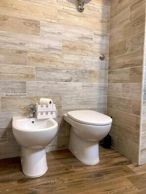A bathroom with a bidet, toilet, and a sink. - Dani's House - affittacamere (Cagliari)