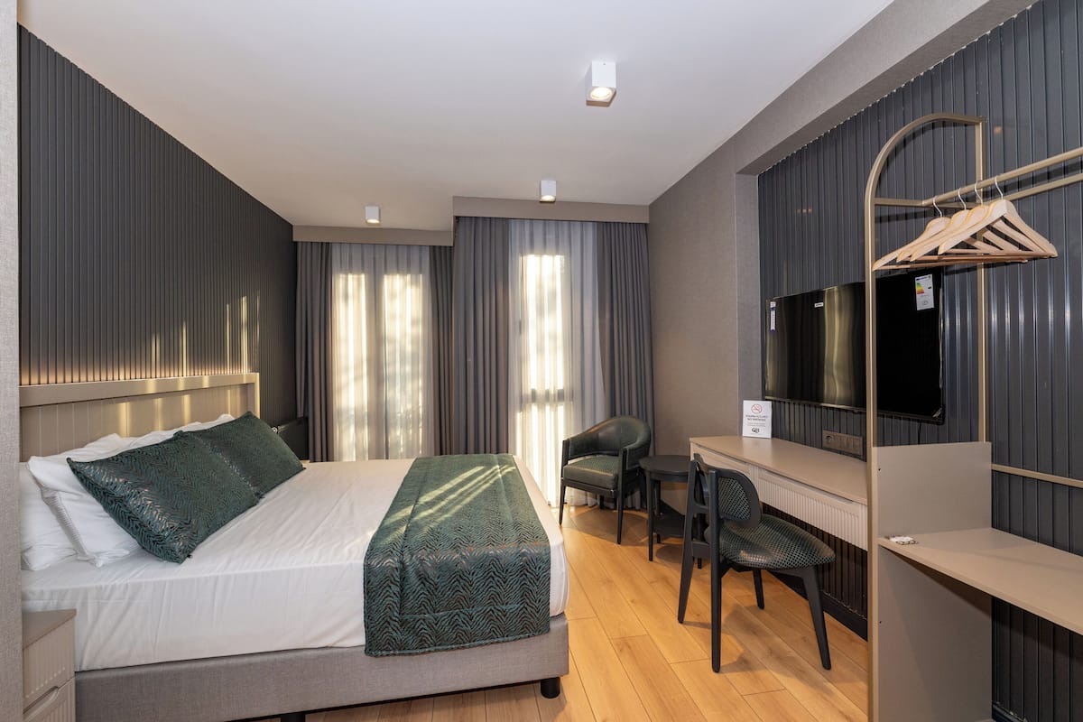 Habitación doble Deluxe, vista a la ciudad | Escritorio y wifi gratis