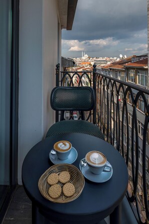 Suite Deluxe, vista a la ciudad | Terraza o patio