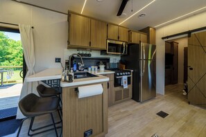 Jääkaappi, mikroaaltouuni, uuni, liesi