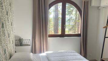 2 bedrooms, iron/ironing board, bed sheets