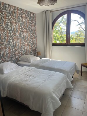 2 bedrooms, iron/ironing board, bed sheets