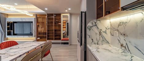 Quarto luxo, 2 quartos, sacada, vista para a cidade | Frigobar, individualmente decorados, individualmente mobiliados