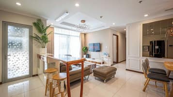 Minibar, decoración personalizada, muebles diferentes y escritorio