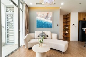 Minibar, decoración personalizada, muebles diferentes y escritorio 