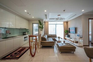 Chambre supérieure, 3 chambres, balcon, vue sur la ville | Minibar, décor unique, ameublement unique, bureau