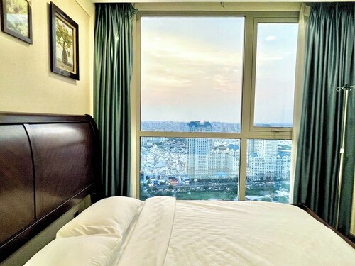 Apartment Landmark 81 by Urban Home