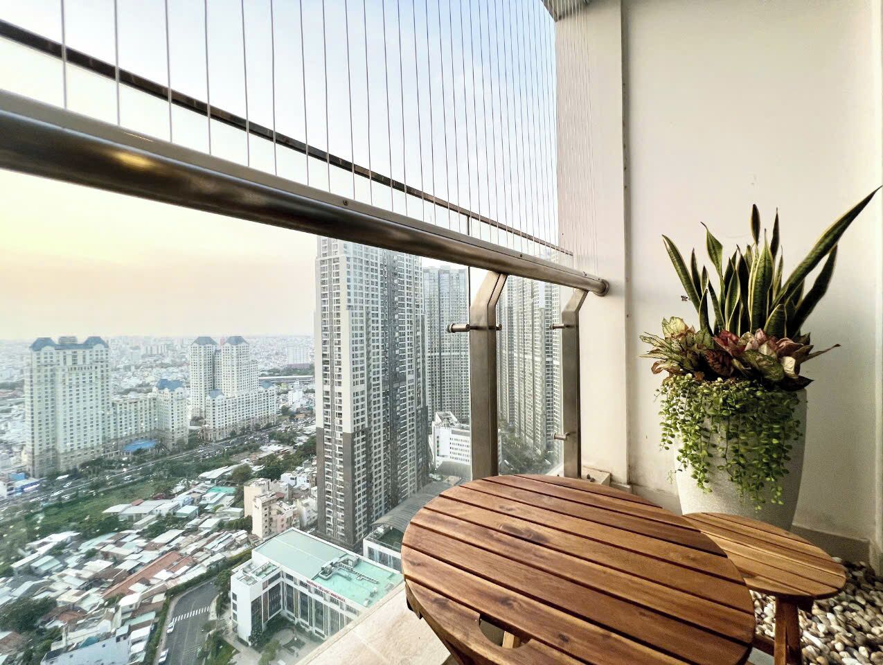 Rom – superior, 2 soverom, balkong, byutsikt | Minibar, individuelt dekorert, individuelt innredet og skrivebord