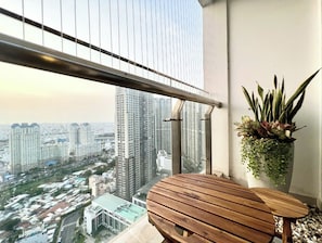 Superior kamer, 2 slaapkamers, balkon, uitzicht op de stad | Een minibar, individueel gedecoreerd, individueel gemeubileerd