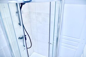 Towels, toilet paper - Travel Paris Shared Accommodation (Sens)
