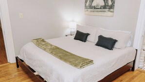 1 slaapkamer, een strijkplank/strijkijzer, wifi, beddengoed