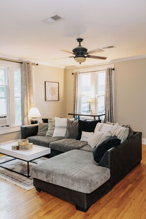 Living area - “Paris” in Paradise (Bowling Green)