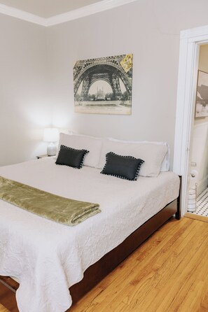 Room - “Paris” in Paradise (Bowling Green)