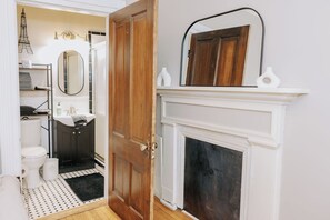 Bathroom - “Paris” in Paradise (Bowling Green)