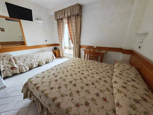 Triple Room, 3 Twin Beds, Air conditioning | Bed sheets - Hotel Pace (San Giovanni Rotondo)