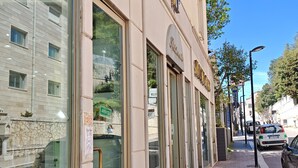 A building with large windows and a sign that reads "Ristorante". - Hotel Pace (San Giovanni Rotondo)