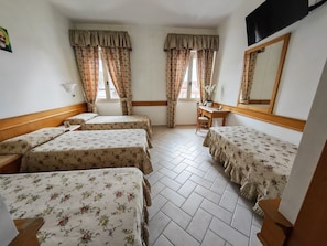 Vierpersoonskamer, Meerdere bedden, airconditioning | Beddengoed
