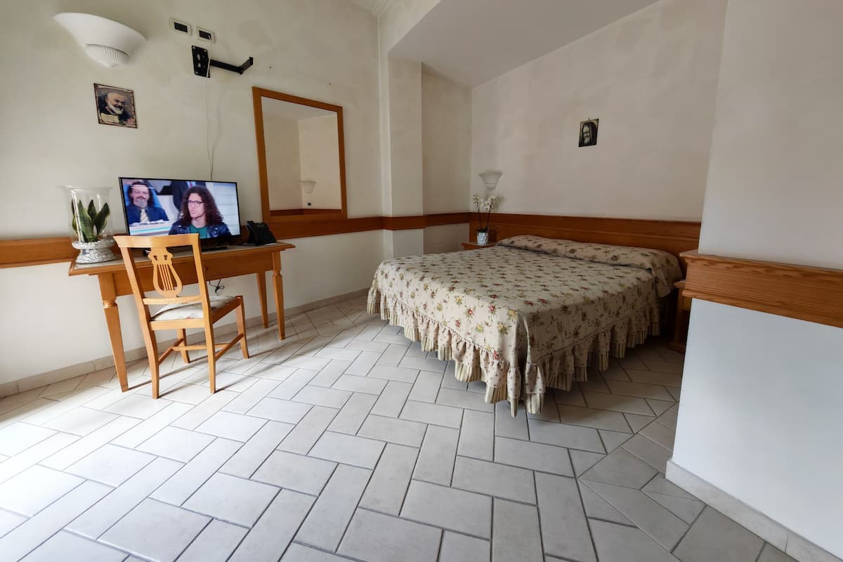 Double Room, 1 Double Bed, Air conditioning | Bed sheets