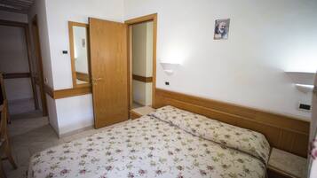 Double Room Single Use, 1 Double Bed, Air conditioning | Bed sheets