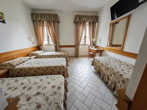 Quadruple Room, Multiple Beds, Air conditioning | Bed sheets - Hotel Pace (San Giovanni Rotondo)