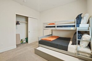 Schreibtisch, Bügeleisen/Bügelbrett, Reisekinderbett, kostenloses WLAN