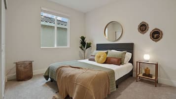 Een bureau, een strijkplank/strijkijzer, reisbedje, gratis wifi