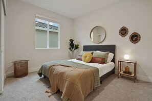 مكتب ومكواة/لوح كي وسرير سفر وواي فاي مجانًا