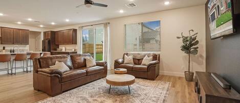 Smart-TV, Tischfußball, Stereoanlage, Arbeitsbereiche