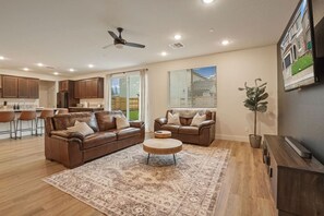 TV connectée, baby-foot, chaîne hi-fi, espaces bureaux