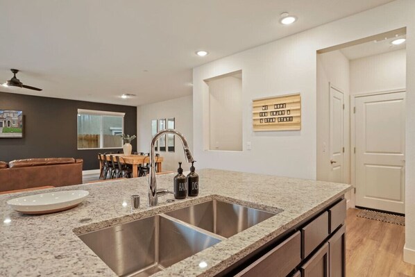 المنشأة من الداخل