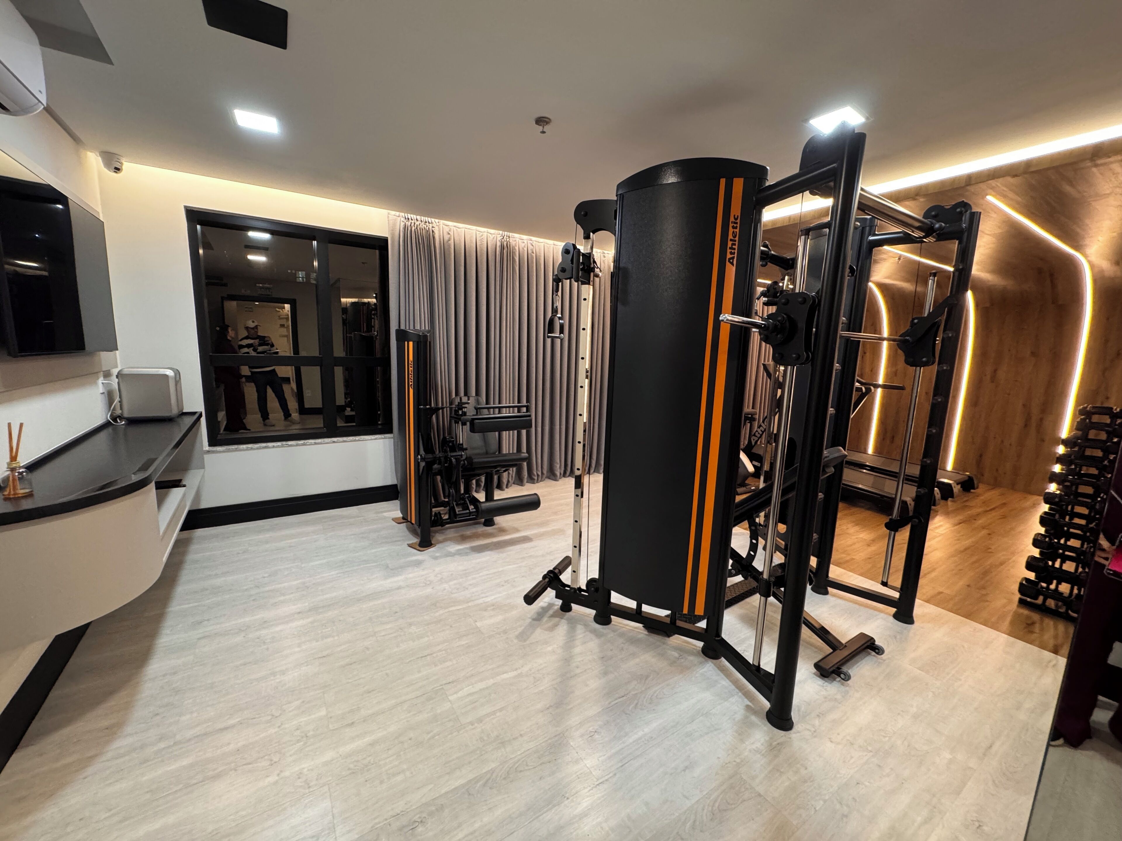 Espacio para trabajar con laptop y wifi gratis 