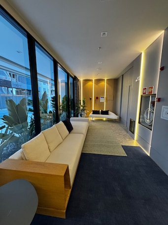 Espacio para trabajar con laptop y wifi gratis