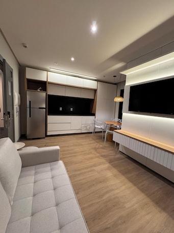 Espacio para trabajar con laptop y wifi gratis