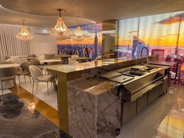 Espacio para trabajar con laptop y wifi gratis 