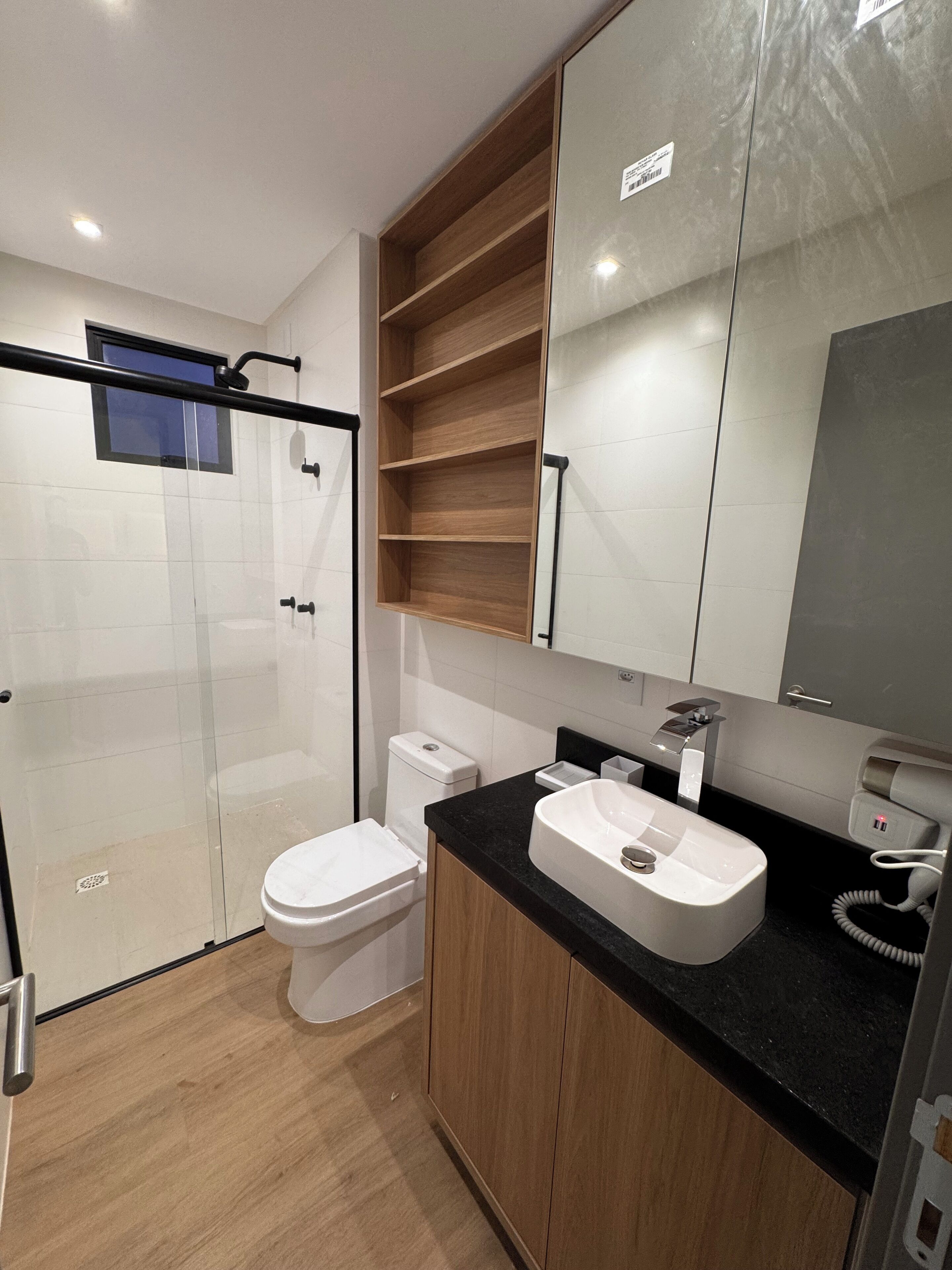 Secador de pelo, toallas, papel higiénico