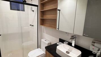 Comfort Quadruple Room, Canal View | Bathroom | Hair dryer, towels, toilet paper