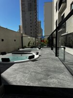 Espacio para trabajar con laptop y wifi gratis 