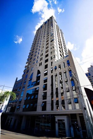 Espacio para trabajar con laptop y wifi gratis 