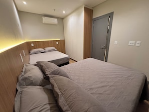 Quarto quádruplo conforto, vista para o canal | Espaço de trabalho para notebook, Wi-Fi de cortesia