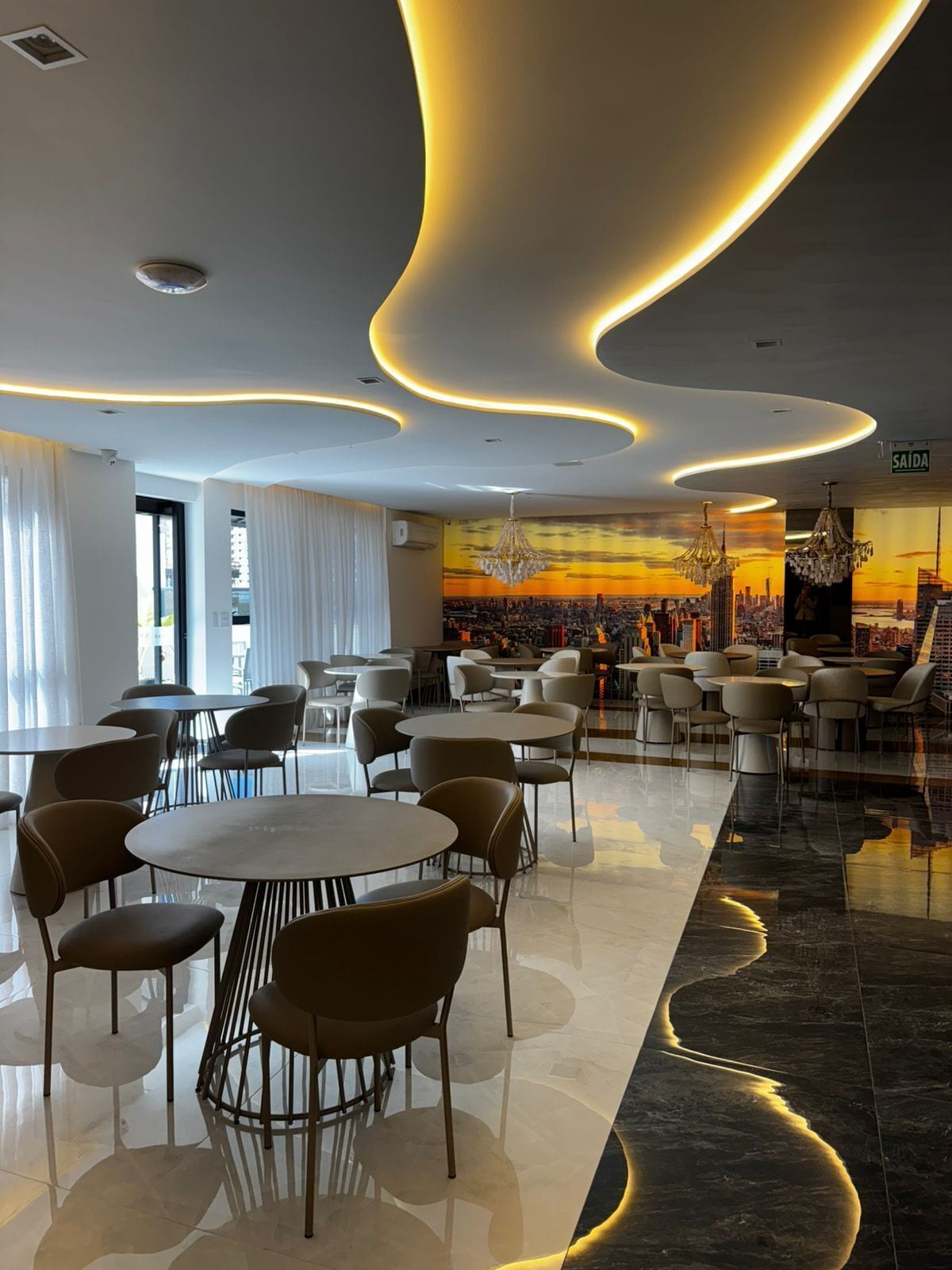 Espacio para trabajar con laptop y wifi gratis 