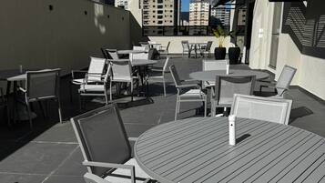 Espacio para trabajar con laptop y wifi gratis