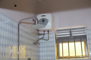 淋浴设施、毛巾、肥皂、卫生纸