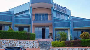 Un edificio de varios pisos con un cartel que dice "West Way Luxury Suites".