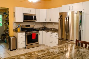 冷蔵庫、電子レンジ、オーブン、コンロ